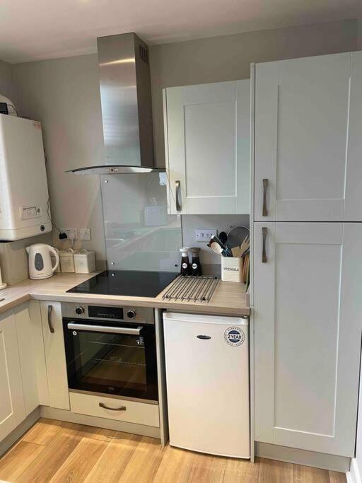 Cosy James Street Park 2 Bedroom, Ground Floor Apartment, Garden へレンズバラ エクステリア 写真