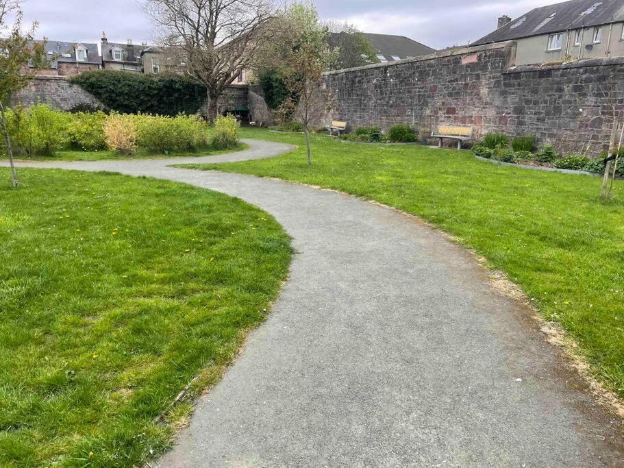 Cosy James Street Park 2 Bedroom, Ground Floor Apartment, Garden へレンズバラ エクステリア 写真