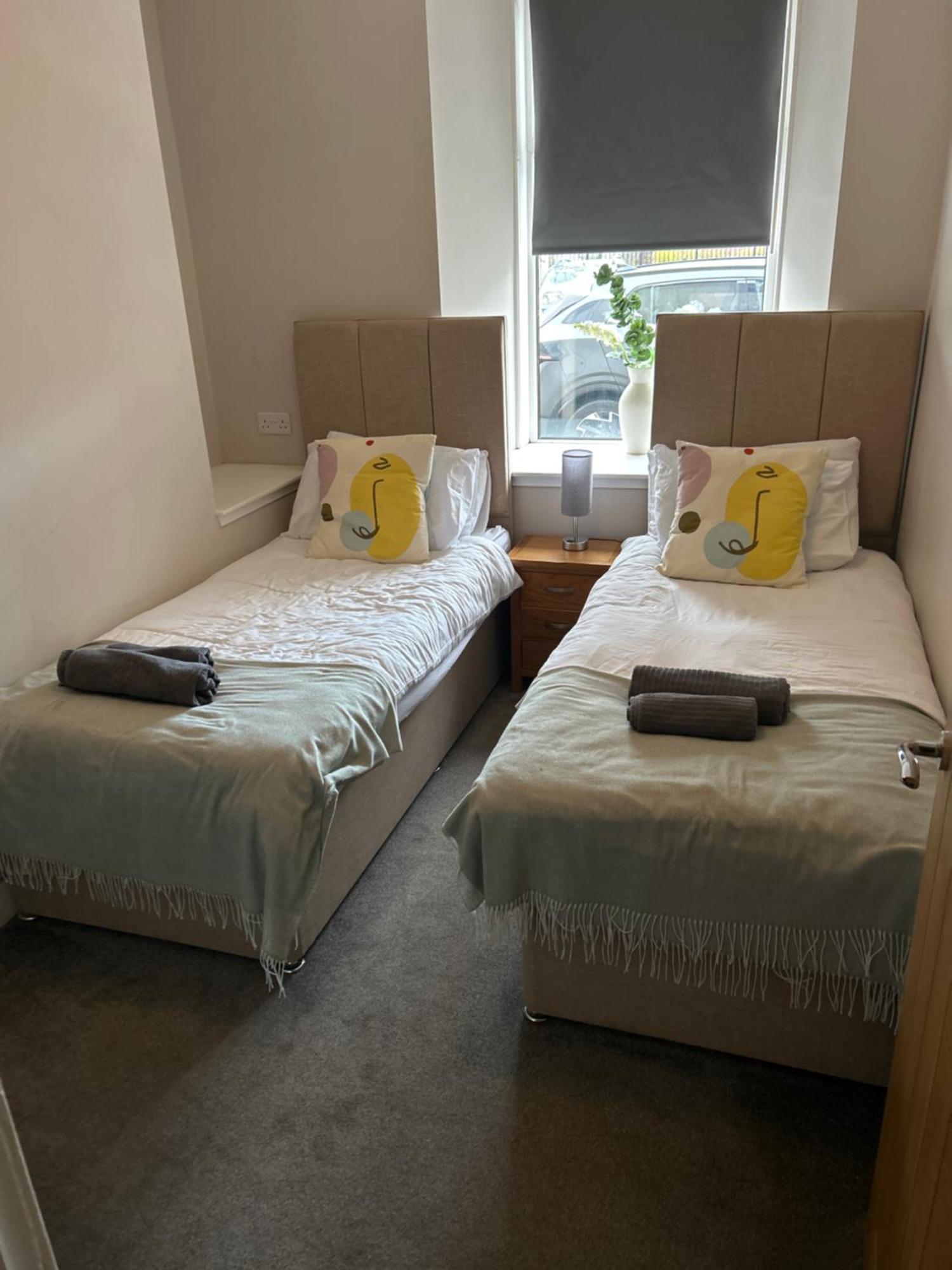 Cosy James Street Park 2 Bedroom, Ground Floor Apartment, Garden へレンズバラ エクステリア 写真