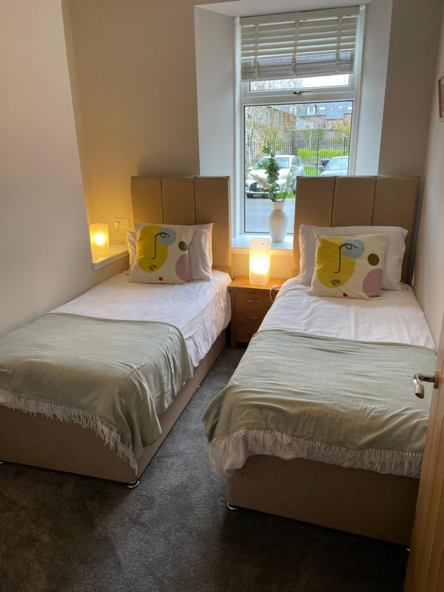 Cosy James Street Park 2 Bedroom, Ground Floor Apartment, Garden へレンズバラ エクステリア 写真